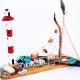un bateaux en bois avec un Phare nautique rouge et balnc